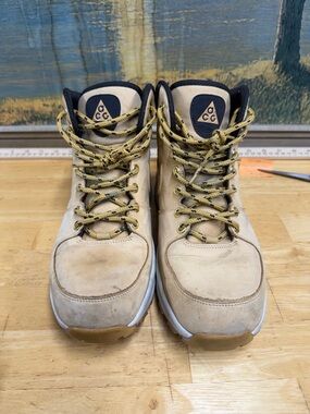Nike ACG Manoa Men’s Tan Suede Hiking Boots, size 8.5